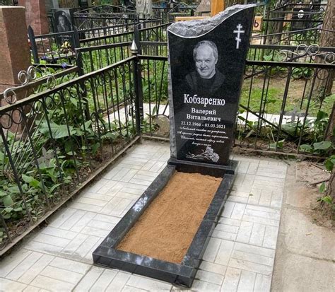 Примета падения памятников на кладбище