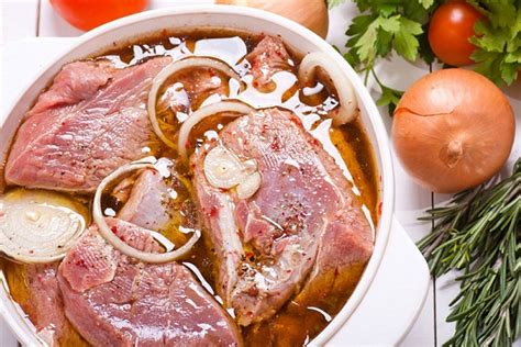 Способ 2: Предварительно промариновать мясо без соли